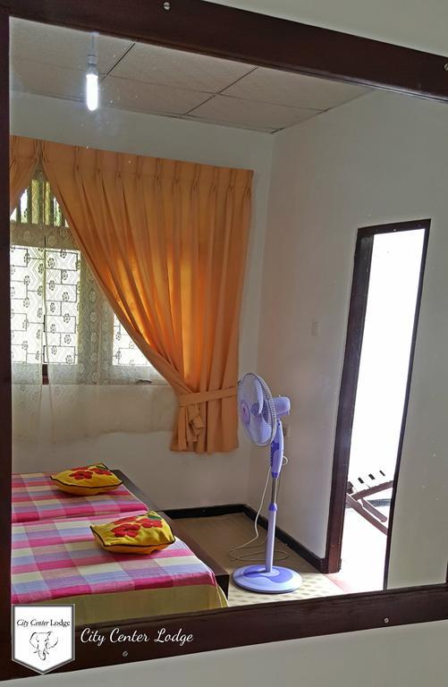 City Centre Lodge Ponnarankulama Extérieur photo